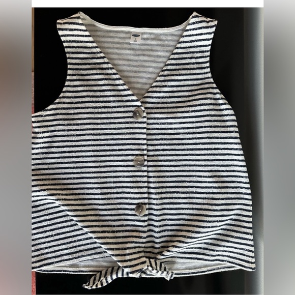 2 Old Navy sleeveless shirts. Both size Medium. Buttons with tie. EUC. - Picture 7 of 16